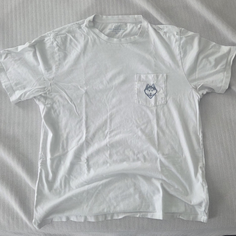 Vineyard Vines White Tee with Navy UConn Hockey Graphic Pocket